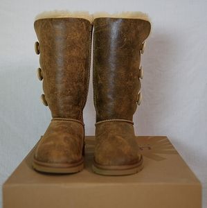 UGG AUSTRALIA BAILEY BUTTON TRIPLET BOMBER SIZE 6